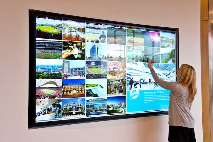 How Social Media Digital Signage Boosts Engagement and Brand&nbsp;Visibility